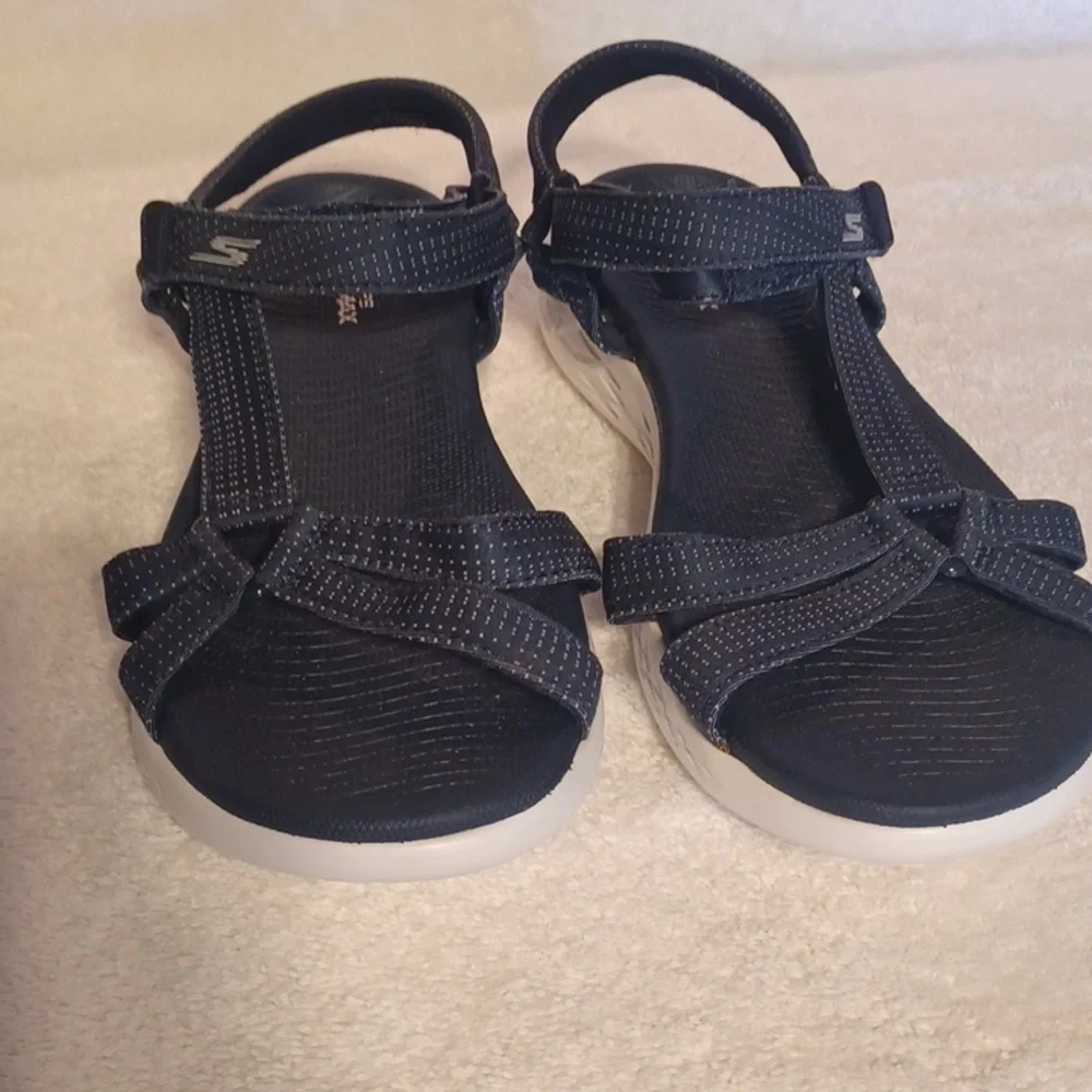 Skechers  GoGa Max sandals women's size 7 blue